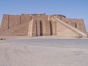Archivo:Ancient ziggurat at Ali Air Base Iraq 2005