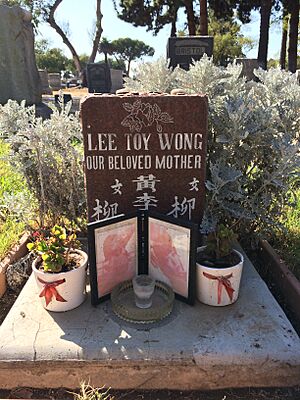 Archivo:Anna May Wong Grave