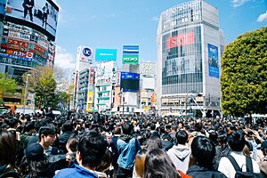 Archivo:Announcement of New Era 'Reiwa' at Shibuya Station (49316998622)