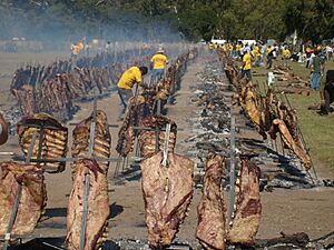 Archivo:Asado a la estaca en General Pico, Argentina 2007