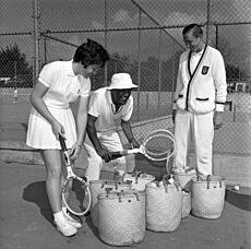 Archivo:Billie Jean King, Pancho Segura, and Stan Smith