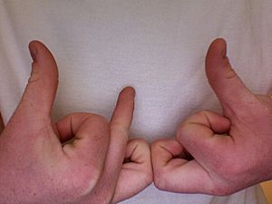 El símbolo de los "Bloods", formado con los dedos
