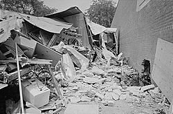 Archivo:Bomb wreckage near Gaston Motel (14 May 1963)