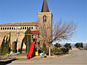 Archivo:Capdesaso, soltador e iglesia de San Juan Bautista