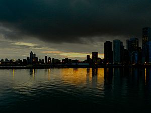 Archivo:Chicago, Illinois, Estados Unidos. Vista de la ciudad durante un atardecer. - panoramio