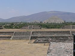 Archivo:Ciudadela - Blick zur Sonnenpyramide