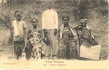 Archivo:Colonial Gabon natives postcard 1905