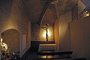 Archivo:Cripta de la iglesia de Santiago