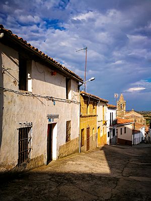 Archivo:Detalle de una calle de Mirabel, con la torre de su iglesia al fondo