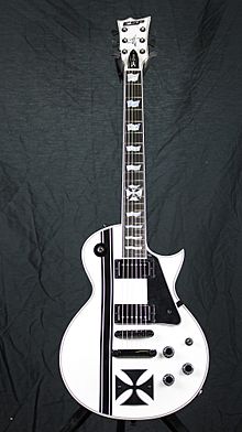Archivo:ESP Iron Cross James Hetfield 2014 Electric Guitar w case (1)
