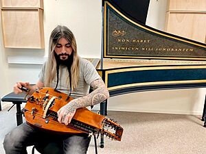 Archivo:Early.music.hurdy.gurdy.sergio.gonzalez