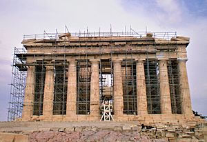 Archivo:El Partenón en 2018, durante trabajos de restauración.