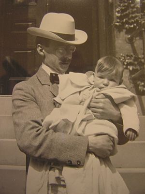 Archivo:Gilbert H. Grosvenor holds his son, Melville Grosvenor