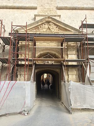 Archivo:Greeks' Gate during restoration 2015