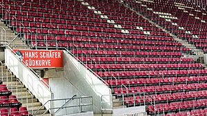 Archivo:Hans-Schäfer-Südkurve im RheinEnergieStadion, Köln-49647