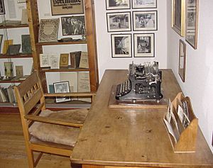Archivo:Hermann Hesse Desk Museum Gaienhofen