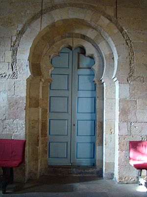 Archivo:Isidoro Leon puerta a los pies iglesia lou