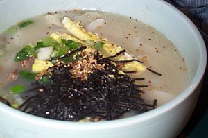 Archivo:Korean.food-Tteok.mandu.guk-01