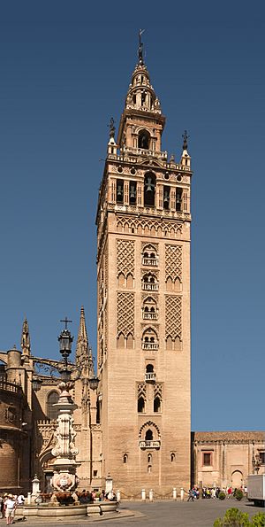 Archivo:La Giralda August 2012 Seville Spain