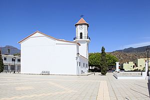 Archivo:La Palma - Los Llanos - Carretera a Puerto Naos - Plaza Todoque + Iglesia San Pio X 02 ies