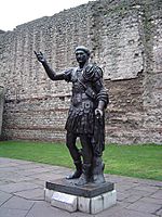 Archivo:London wall statue