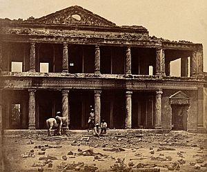 Archivo:Lucknow, India; the Secundra Bagh showing damage done Wellcome V0037679