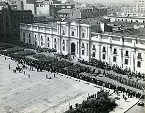 Archivo:Military parade at La Moneda Palace in 1944