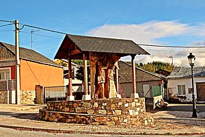 Archivo:Monumento al cartero en el negrillo de Ocero