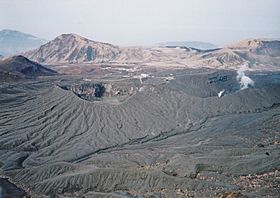 Archivo:Mount Aso from Mount Naka 1991-03-07