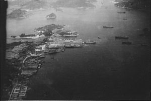 Archivo:Nagasaki Harbor looking east, August 1, 1945