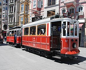 Archivo:Nostalgic tram on Istiklal Avenue in Istanbul