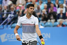Archivo:Novak Djokovic Eastbourne tennis 2017-102 (35585065596)