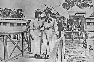 Archivo:People of Cagliari - Belle Époque girls at the seaside