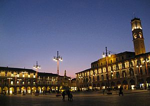 Archivo:Piazza Saffi al tramonto