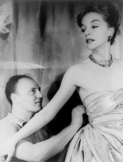 Archivo:Pierre Balmain and Ruth Ford, photographed by Carl Van Vechten, November 9, 1947