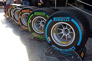 Archivo:Pirelli Formula One tires1 2017 Catalonia test (27 Feb-2 Mar)