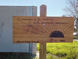 Archivo:Placa madera en conmemoración del 130 aniversario de los Sucesos