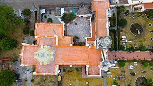 Archivo:Planta del Templo de San Francisco Acatepec desde un dron 02