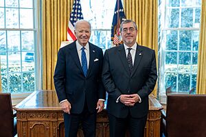 Archivo:President Joe Biden poses for a photo with Guatemalan President Bernardo Arévalo, Monday, March 25, 2024, during a meeting in the Oval Office