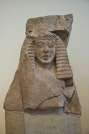 Archivo:Relief torso limestone Hera from Mycenae 630-620 BC, NAMA 2869 081096