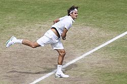 Archivo:Roger Federer serve in Wimbledon 2012