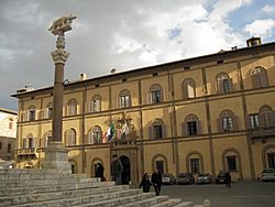 Siena Lupa in front of palazzo.JPG