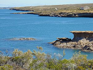 Archivo:Vista parcial de la Bahía de San Julián
