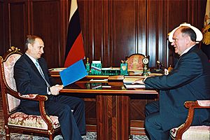 Archivo:Vladimir Putin with Gennady Zyuganov 7 February 2002
