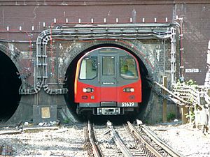 Archivo:Why London Underground is nicknamed The Tube