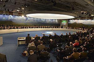 Archivo:2014 NATO Summit with heads of state, September 2014