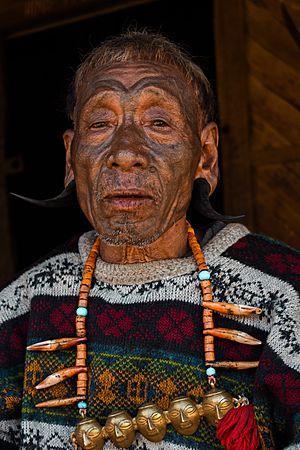 Archivo:A headhunter in longwa village, nagaland