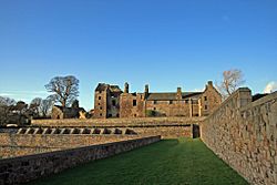 Archivo:Aberdour Castle from dovecote