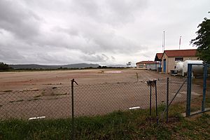 Archivo:Aeródromo de Casas de Juan Gil, 01