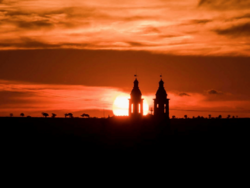 Atardecer en San Francisco del Chañar (Parroquia San Francisco Solano, llamada la Catedral del Norte).png